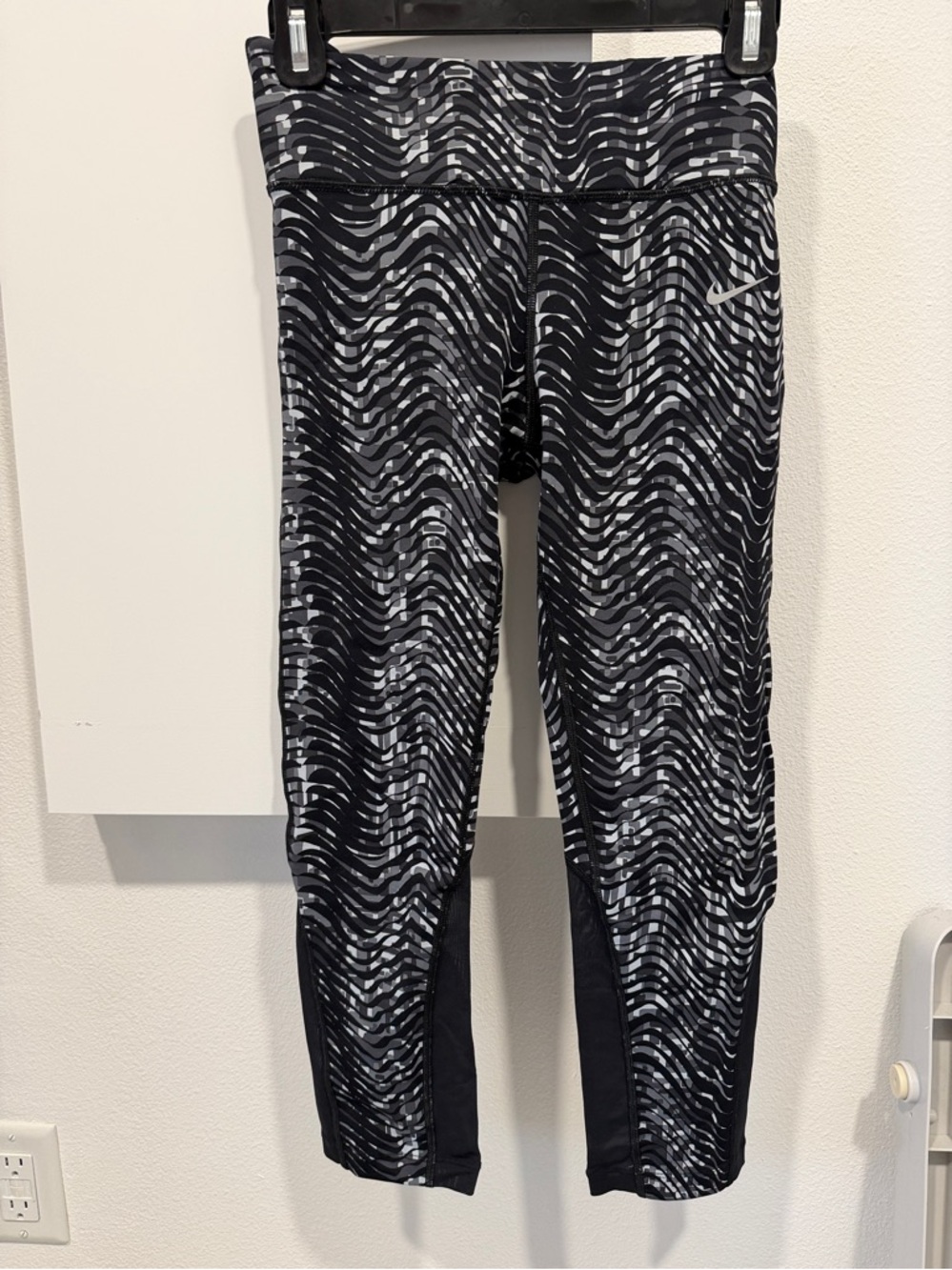 Nike Black & Gray Wavy-Print Crop Athletic Leggings